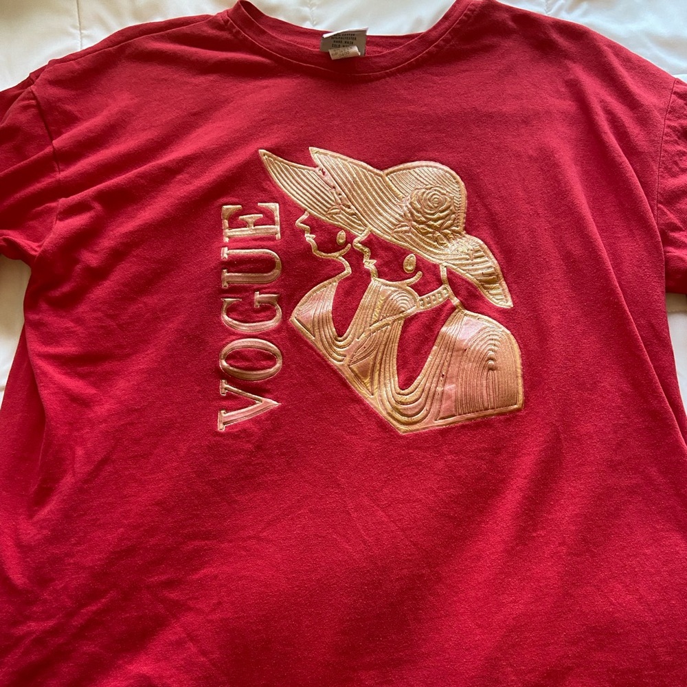 1990s puffy print red and gold vogue graphic tee